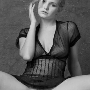 Erotic b&w photo of US model Liz Ashley, by Craig Morey ©2008
