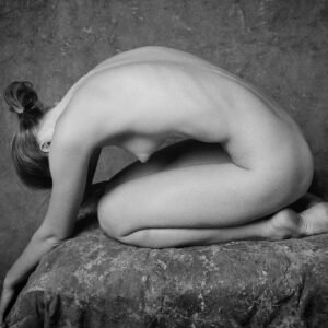 Studio nude body profile of Yelena, b&w photo by Craig Morey ©2005